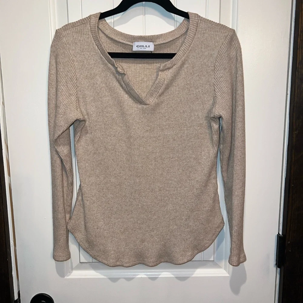 Gilli Ribbed Split V-Neck Top in Beige - Picture 2 of 4